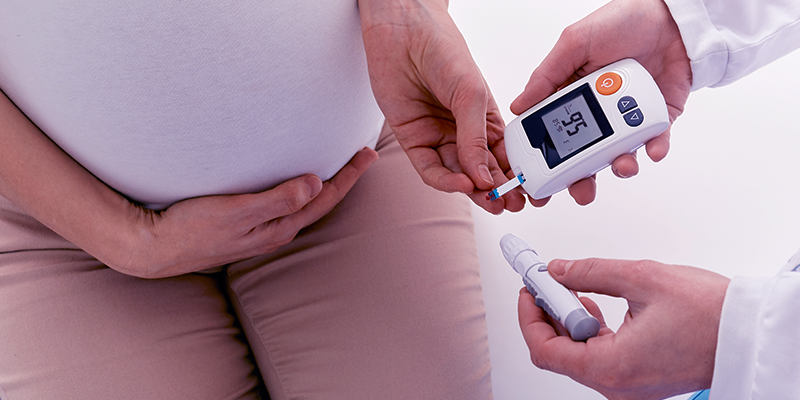 El embarazo tardío tiene mayores riesgos para la mamá y el bebé